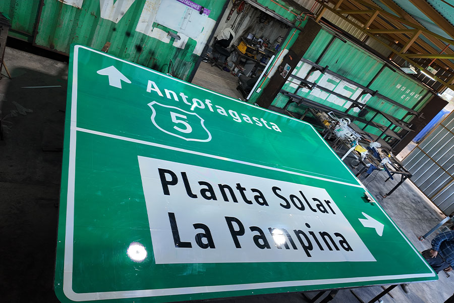 Señalética vial de gran formato fabricada en taller
