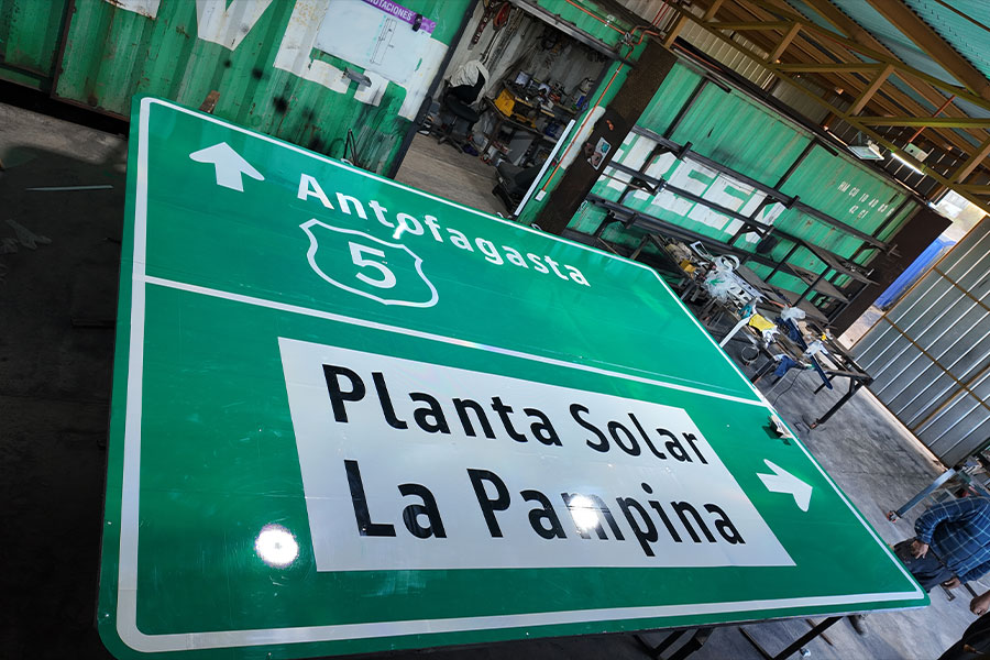 Señal vial informativa instalada en ruta