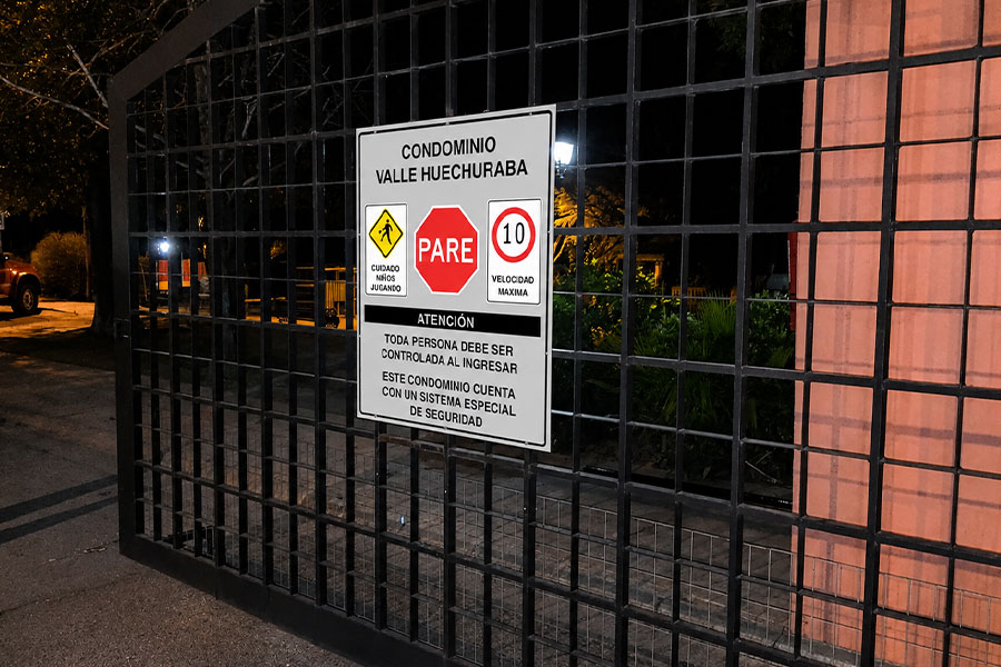 Señalética de acceso instalada en condominio