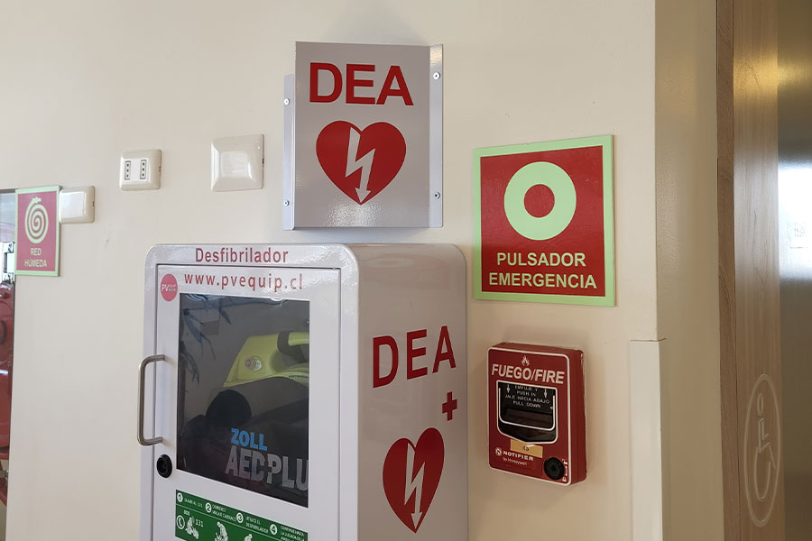 Señalética de emergencia DEA y pulsador instalada