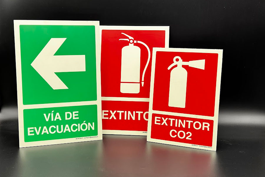 Señalética fotoluminiscente de extintor y evacuación