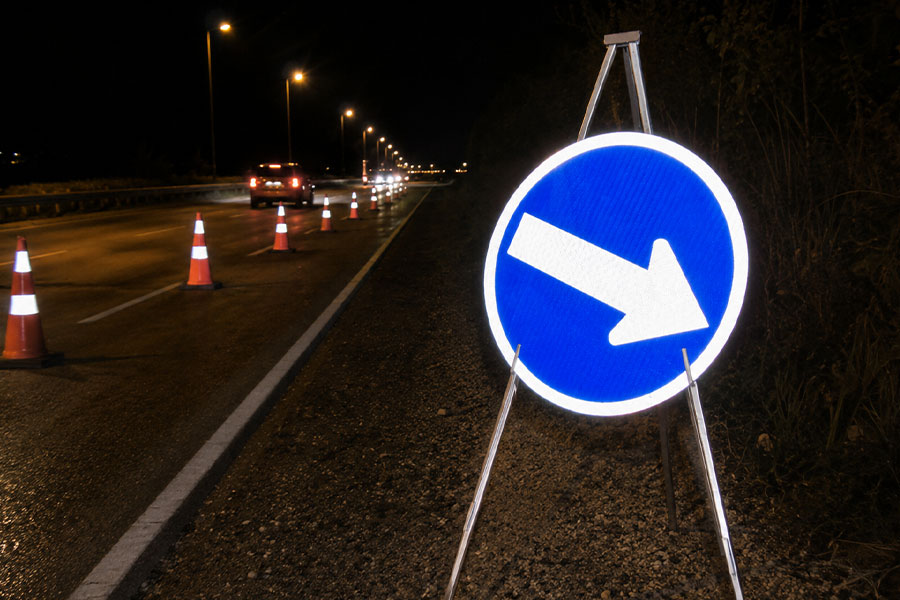Señal reflectante de desvío en ruta de noche