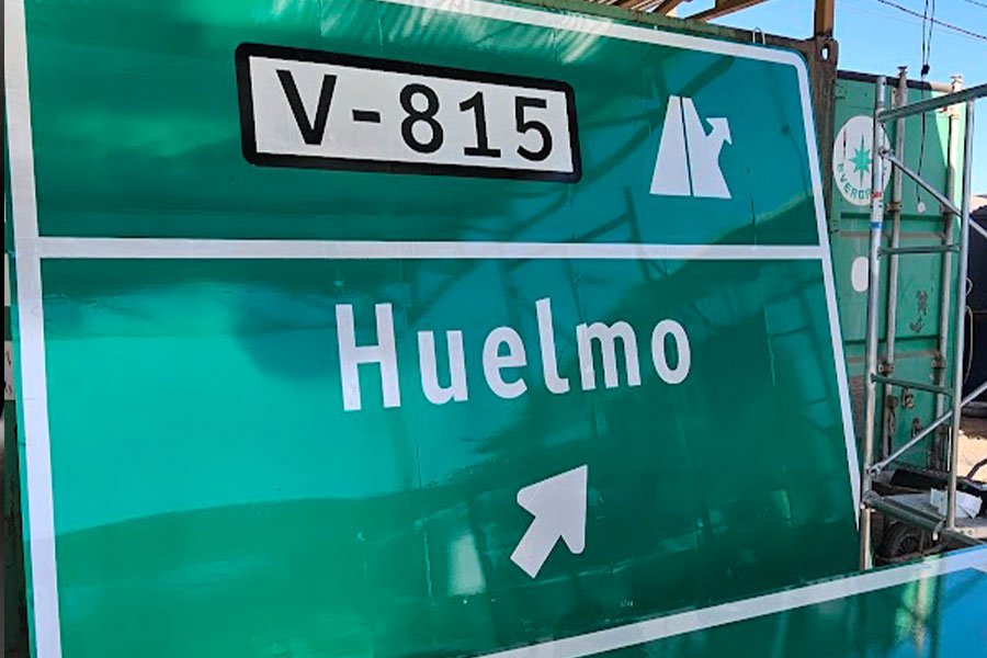 Señalética vial direccional Huelmo en fabricación
